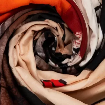 Tecido enrolado em espiral com várias cores e texturas suaves