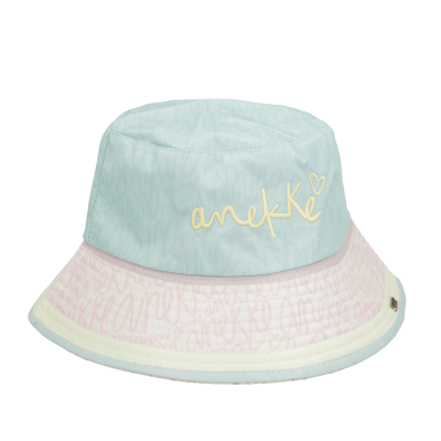 Chapéu bucket azul claro e rosa claro com bordado amarelo 'anefke' e padrão de texto repetido.