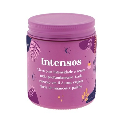 Frasco roxo com texto e decoração de folhas e elementos gráficos coloridos