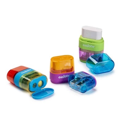 afiadores de lápis coloridos de plástico translúcido com lâminas visíveis.