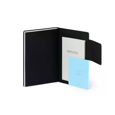 Livro de endereços preto aberto com papéis dentro