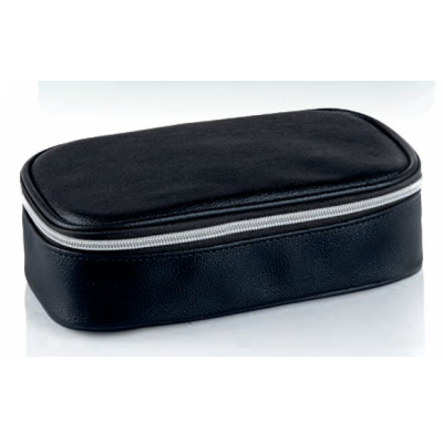 Estojo retangular preto com fecho prateado sobre superfície branca