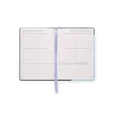 Agenda aberta com páginas brancas e marcador de fita azul