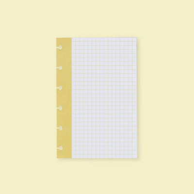 Caderno com capa e folhas quadriculadas sobre fundo amarelo