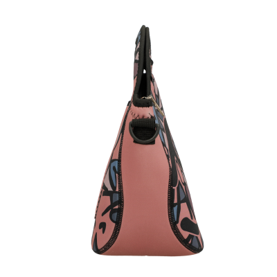 Mala de mão rosa com padrão gráfico vista de perfil