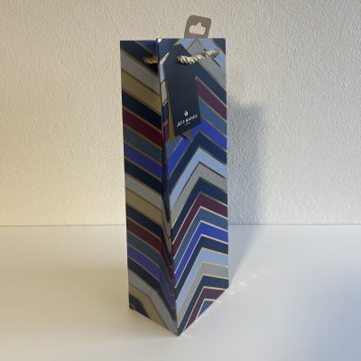 Saco de presente para garrafa com padrão geométrico azul e etiqueta ART BASICS