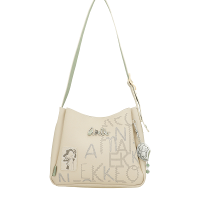 Mala bege clara de ombro com alça ajustável e detalhes decorativos de letras e emblema metálico