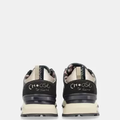 Sapatilhas com texto 'CHOOSE to shine' atrás em preto e bege