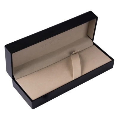 Estojo retangular preto brilhante com interior bege macio para joias