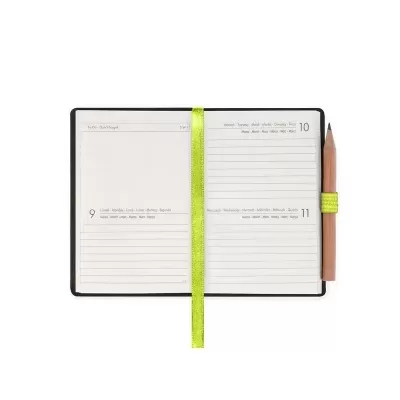 Agenda diária aberta com fita verde-limão e lápis encaixado