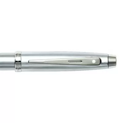 Caneta metálica prateada com clip e fundo branco