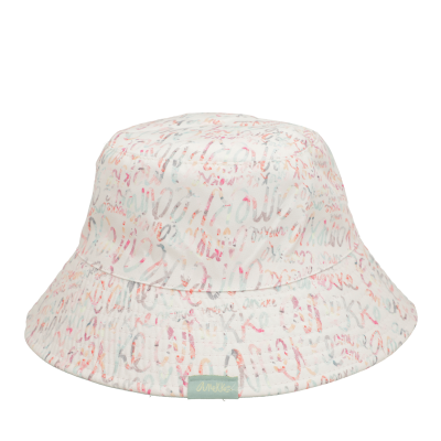 Chapéu balde branco com padrão de letras coloridas e etiqueta 'Anekke'