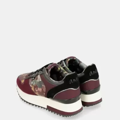 Tênis bordeaux com padrão floral e sola branca