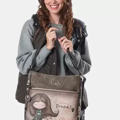 Mala castanha e bege com ilustração e texto Dreams