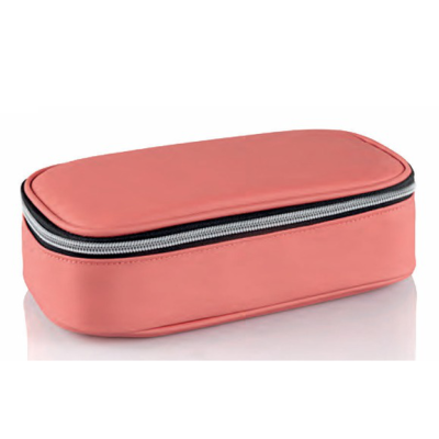 Estojo retangular cor de rosa com fecho de correr preto e branco sobre fundo branco.