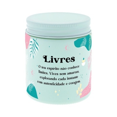 Frasco com rótulo azul claro decorado com folhas e texto em português