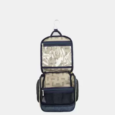 Necessaire de viagem azul escuro aberto com vários compartimentos e gancho para pendurar