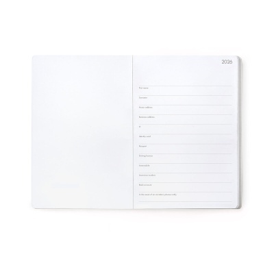 Caderno aberto com páginas para preencher informações pessoais e texto 2026 no canto superior direito