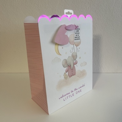 Sacola de presente com desenho de elefante e balões, texto welcome to this world LITTLE ONE.