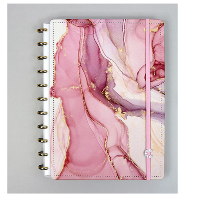 Caderno com capa marmoreada rosa e dourada com argolas e elástico rosa