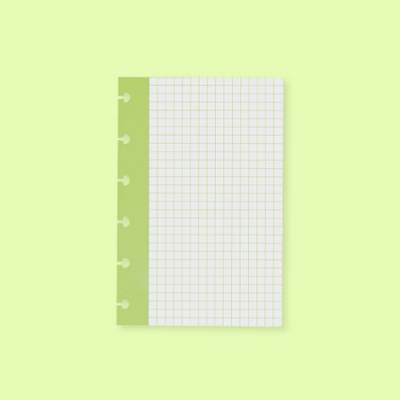 Folha de papel quadriculado com margem verde e furos para encaixe