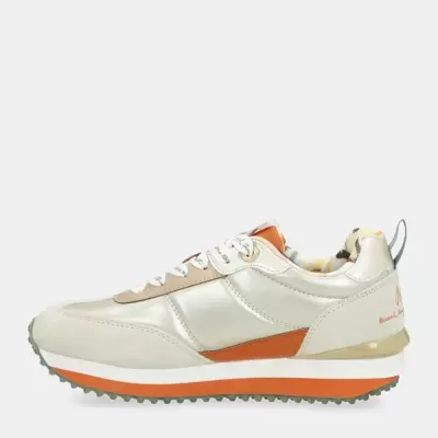 Ténis desportivos branco com detalhes laranja e bege, vista lateral