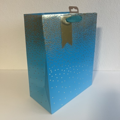 Saco de presente azul com padrão de estrelas douradas e fita dourada