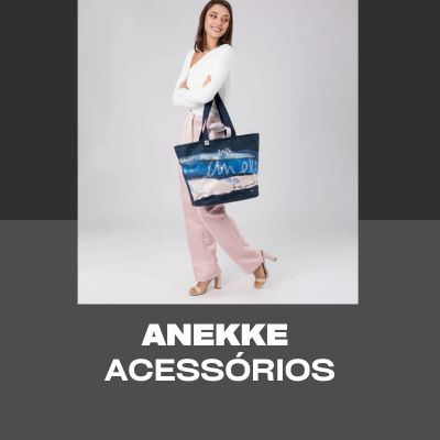 Mala de mão azul com texto 'I'm OK' e mulher vestindo calças rosa e blusa branca