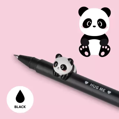 Caneta preta com figura pequena de panda e texto HUG ME, fundo rosa