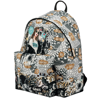 Mochila com padrão animal print e ilustração de mulher com textos em balões de conversa