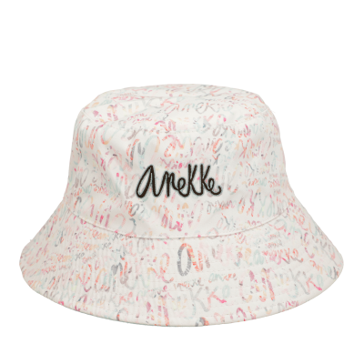 Chapéu tipo pescador branco com padrão de escrita colorida e bordado 