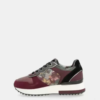 Sapatilha desportiva vinho com padrão floral e sola branca.