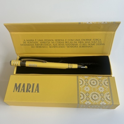 Conjunto de caneta amarela com nome MARIA em caixa amarela decorativa