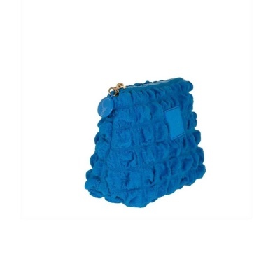 Bolsa pequena azul com textura em relevo e fecho dourado