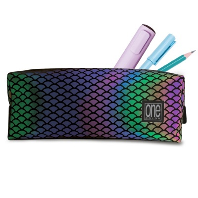Estojo retangular com padrão iridescente multicolorido e etiqueta one com caneta, marcador e lápis