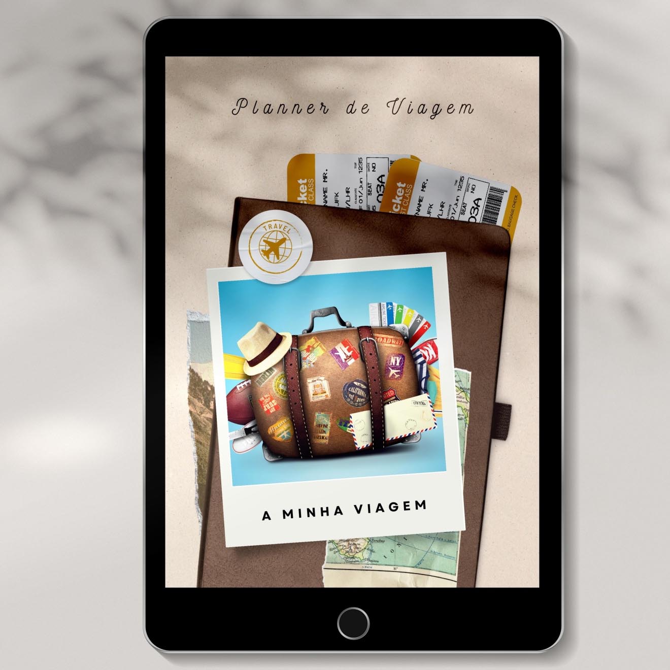 A Versatilidade dos Planners na Simplificação da Rotina Tablet preto com planner digital de viagem mostrando mala castanha, bilhetes de avião amarelos e mapa