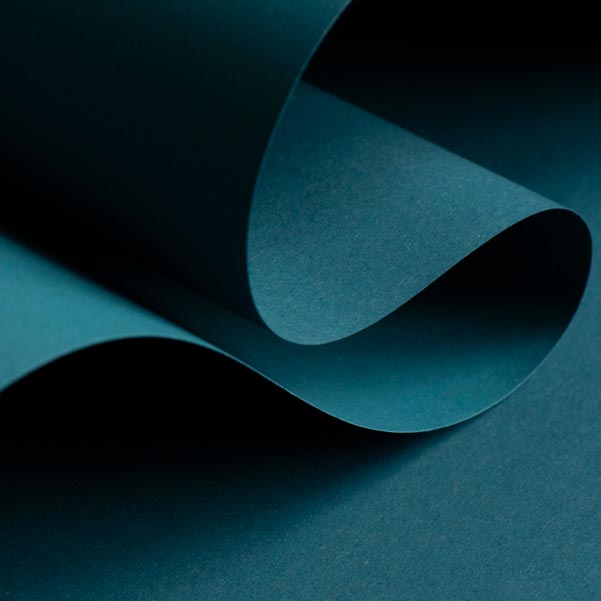 Folha de papel azul escuro dobrada em curvas suaves