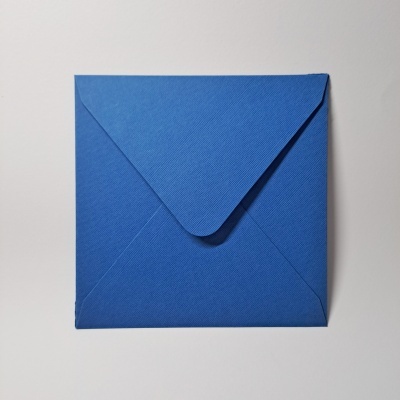 Envelope azul quadrado em papel sobre fundo branco