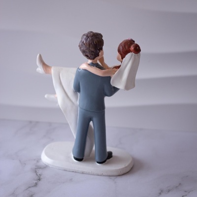 Noivo com a noiva ao colo