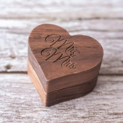 Caixa de madeira Coração para alianças "Mr & Mrs"