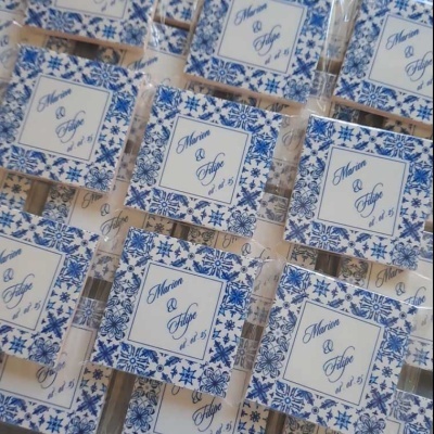 Caixas decoradas com padrão azul e branco com nomes e data