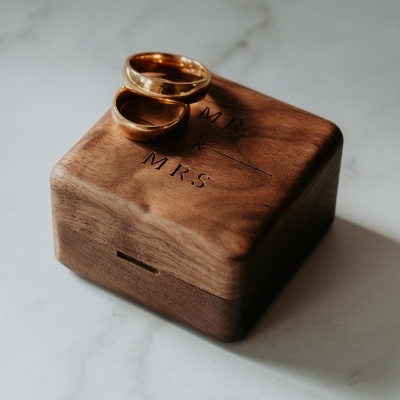 Caixa de madeira quadrada para alianças