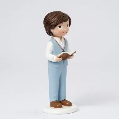 Rapaz com colete e bíblia