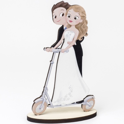 Noivos com trotinete em madeira pintada