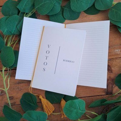Livro de Votos branco e cinza