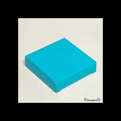 Caixa azul celeste quadrada sobre superfície branca