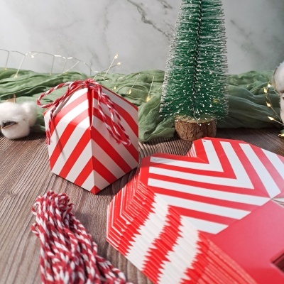 24 Caixas listradas vermelhas com fita