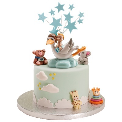 Bolo azul claro decorado com nuvens, animais e figuras infantis em pasta e estrelas azuis