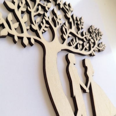 Noivos com árvore em madeira