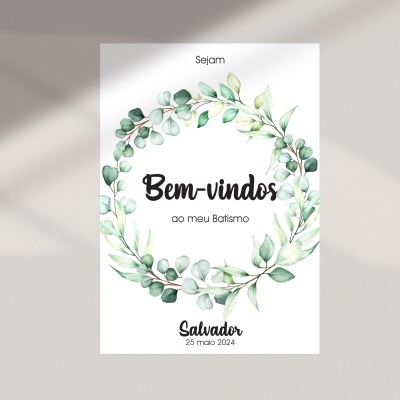 Cartaz decorativo para batismo com moldura de folhas verdes e texto em português